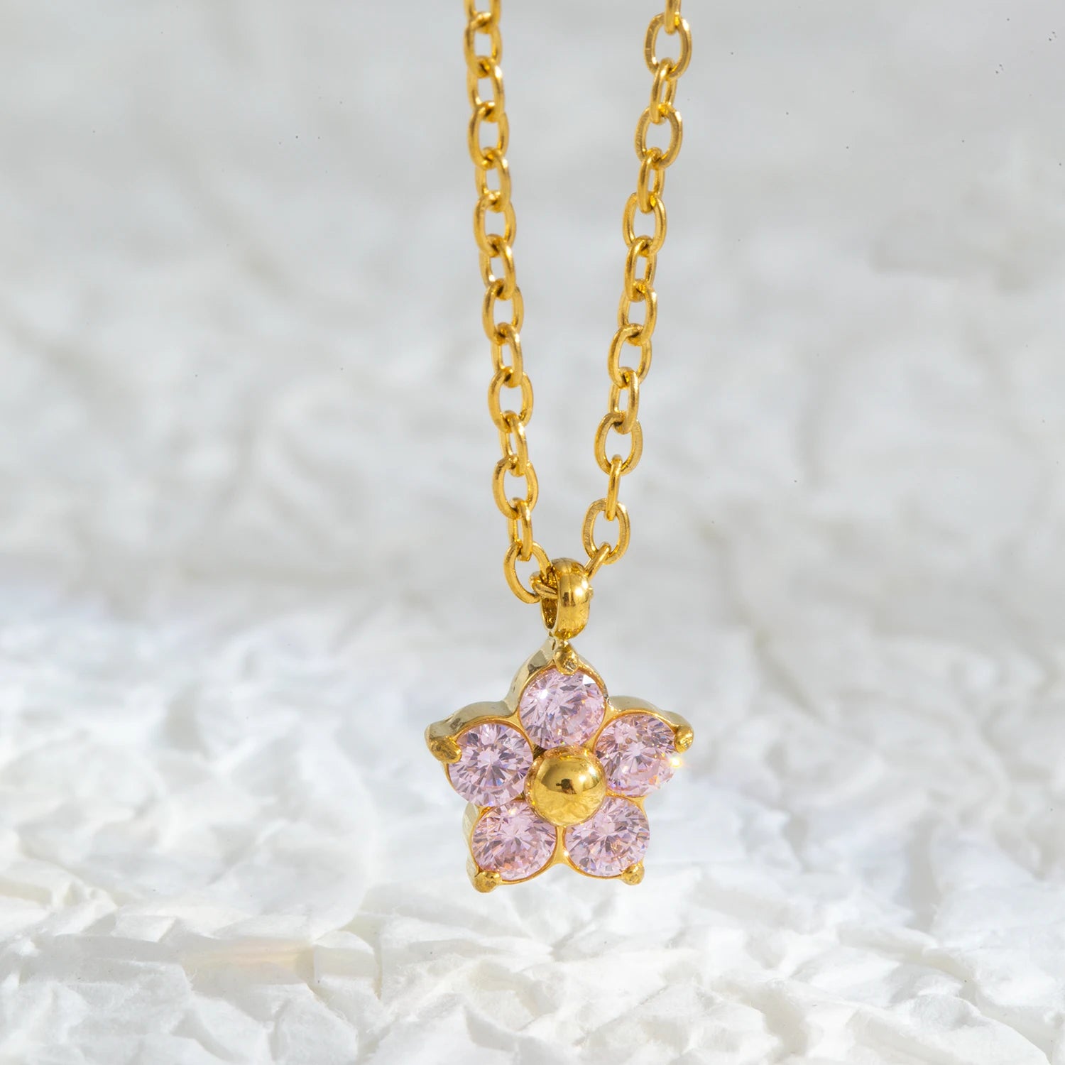 Collier pendentif  fleur de prunier plaqué or 18 carats